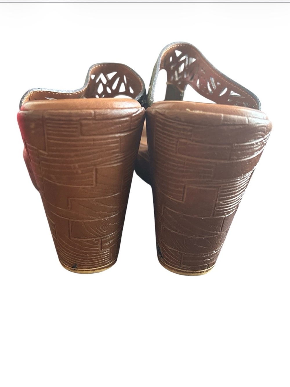 Italian Shoemakers Olive Green Laser-Cut T-Strap Sandals - Picture 6 of 10